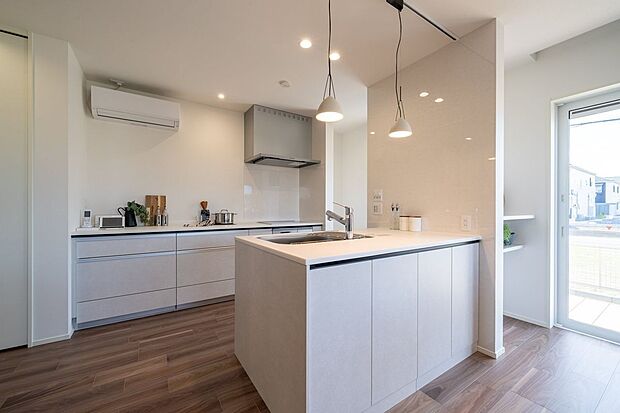 ■8号地キッチンインテリアに馴染む、白のキッチンを採用しました。お料理の配膳や片付けがしやすい配置で、家族みんなが自然とお手伝いできる間取りです。