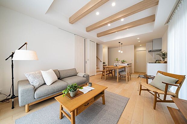 11号地のLDKは17.8帖です。天井の化粧梁と木目調の床が調和し、温もりあるナチュラルな空間を演出。自然光がたっぷり差し込み、心地よさを感じられるリビングです。