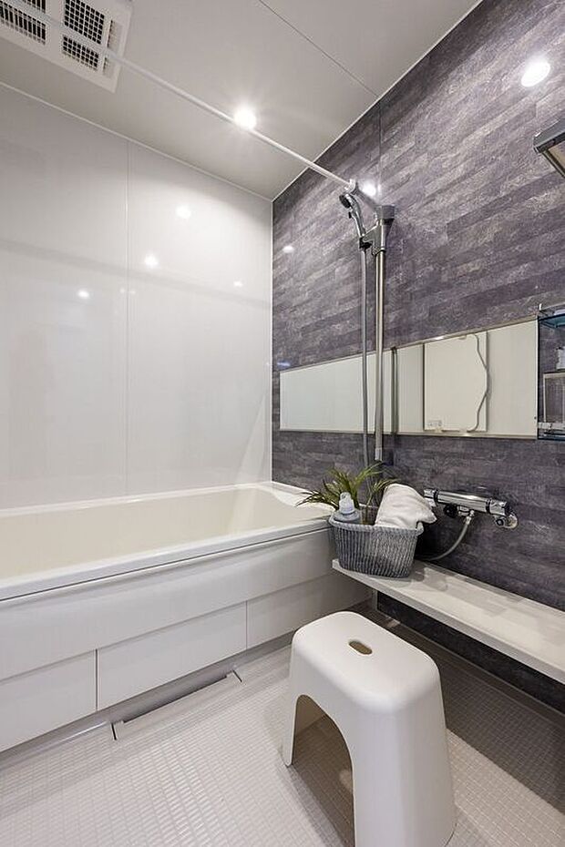 ■バススタイリッシュなダークグレーのアクセントパネルが印象的な浴室。ワイドミラーが空間に奥行きをもたらし、広々とした印象を与えます。浴室乾燥機完備。