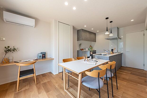 【キッチン】■キッチン天井の化粧梁と木目調の床が調和し、温もりあるナチュラルな空間を演出。キッチンの隣にダイニングテーブルを配置すれば、配膳や片付けがスムーズになります。