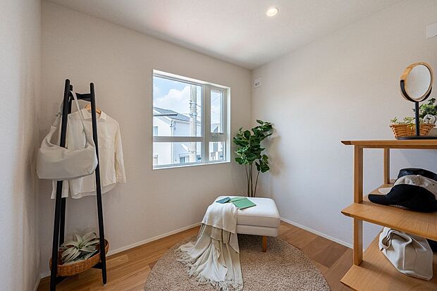 【収納】■ファミリークロークファミリークロークは約3.8帖あります。家族全員の衣類や季節用品、日用品などを一括で収納できる大容量スペースです。整理整頓や衣替えも効率的に行えるのが魅力です。