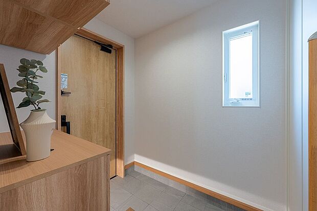 【玄関】■玄関下足入れは上下段に分かれており、季節の飾りや写真、お花などを飾ることができます。