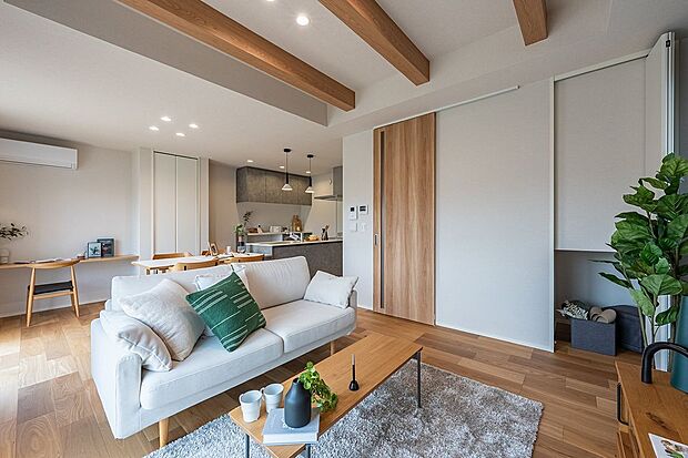 【リビング】■リビング約17帖のリビングは床暖房を完備。足元からじんわりと温めてくれて、冬場でも快適です。ホコリが舞いにくく空気も乾燥しにくいのがメリットです。