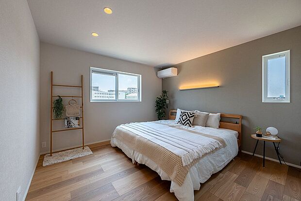 【寝室】■主寝室落ち着いたベージュのアクセントクロスと間接照明が、安らぎの時間を演出する主寝室です。2台ベッドを並べてもゆとりがあります。パーソナルクローク付きで、収納力も抜群です。