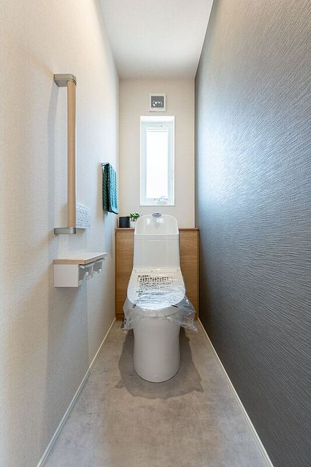 【トイレ】■2階トイレトイレはリモコンで操作可能です。トイレ本体に直接触れる必要がなく、衛生的です。手すり付きで、立ち上がるときも安心です。