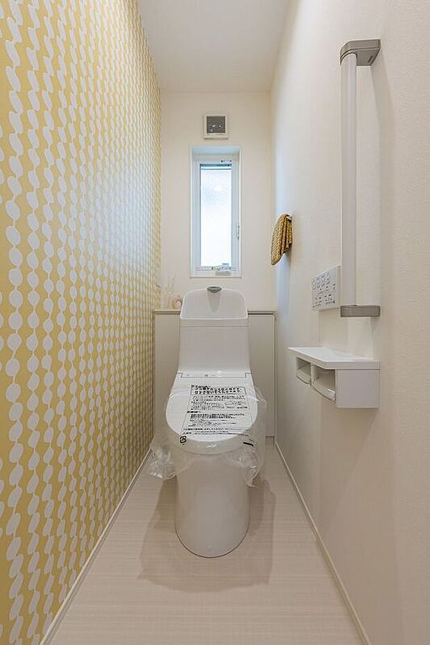 【トイレ】■2階トイレ2階のトイレは気分が明るくなるビタミンカラーです。手すりが付いているため、立ち上がるときも安心です。小窓付きで換気もできます。