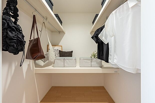 【収納】■2階ファミリークローク2階の廊下にはファミリークロークを設けました。ご家族の衣類や持ち物を一か所でまとめて管理できるため、日々の片付けや衣替えの手間が省けます。