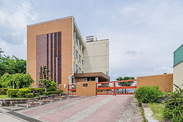 名古屋市植田中学校（約865m）