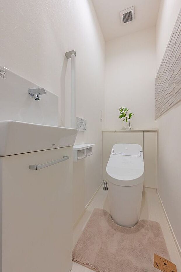 【トイレ】■B号地トイレ1階のトイレはすっきりとしたタンクレスタイプです。手洗スペースも付いており、トイレ使用後にすぐ手を洗うことができるため、衛生面が向上します。収納も付いています。