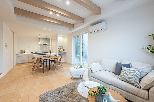 【リビング】■2号地リビング明るいフローリングと大きな窓からの採光で、日中も気持ちの良い時間を過ごせるリビングです。