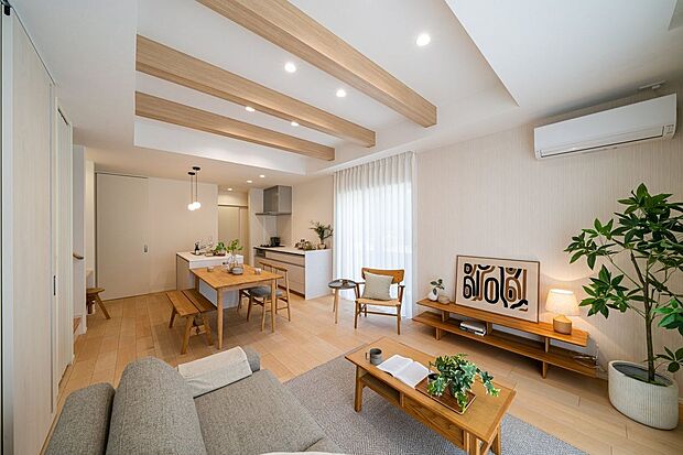 【リビング】11号地のキッチンには食器洗浄乾燥機を完備。スイッチひとつで乾燥まで完了するので、家事の負担が減り、ご家族との時間が増えますね。