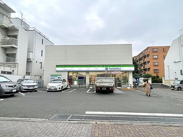 ファミリーマート中野弥生町一丁目店（約531m）