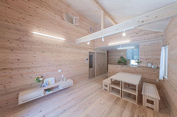 【小角No.7　ひらや】全面板貼り＋吹き抜けが広がる開放感のある空間に。