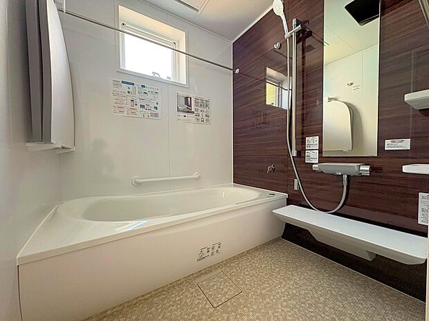 ■落ち着いた色合いの壁面、ゆっくり寛げるバスルーム