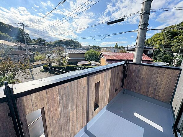 ■ 心地よい風と光を感じる、くつろぎのバルコニー