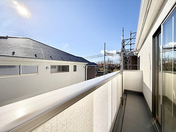 ■ 心地よい風と光を感じる、くつろぎのバルコニー