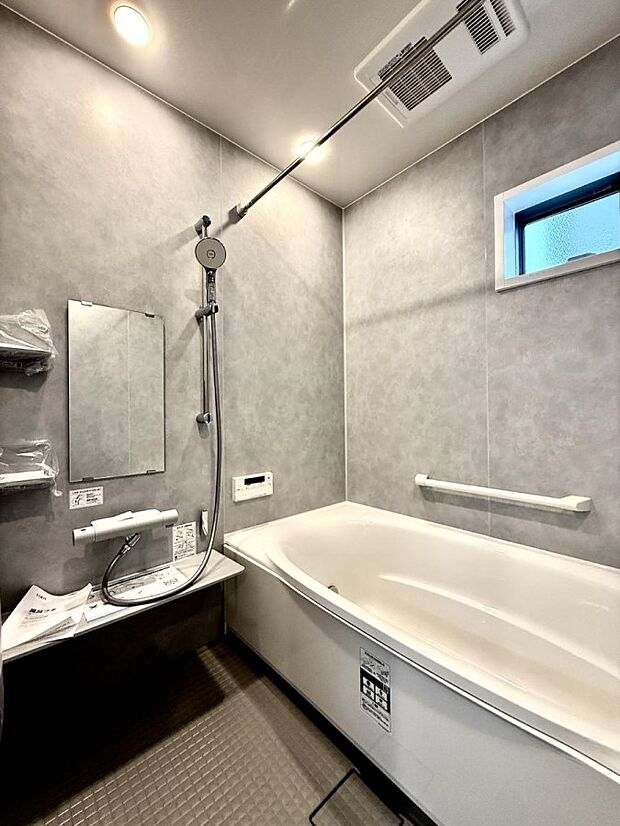 ■落ち着いた色合いの壁面、ゆっくり寛げるバスルーム