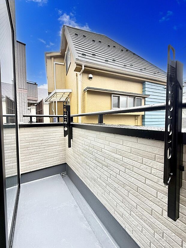 ■ 心地よい風と光を感じる、くつろぎのバルコニー