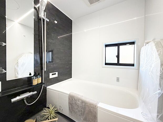 ■落ち着いた色合いの壁面、ゆっくり寛げるバスルーム