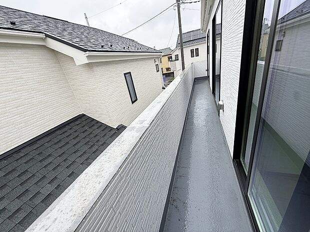 ■ 心地よい風と光を感じる、くつろぎのバルコニー