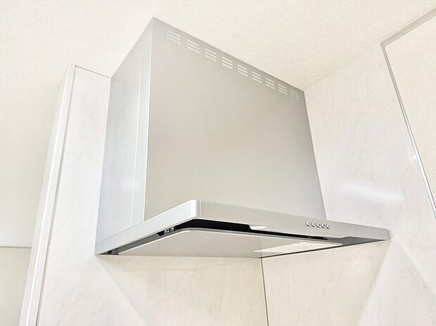 【レンジフード】■調理時の蒸気や匂いが換気扇に誘導され、効率的に排煙ができます。