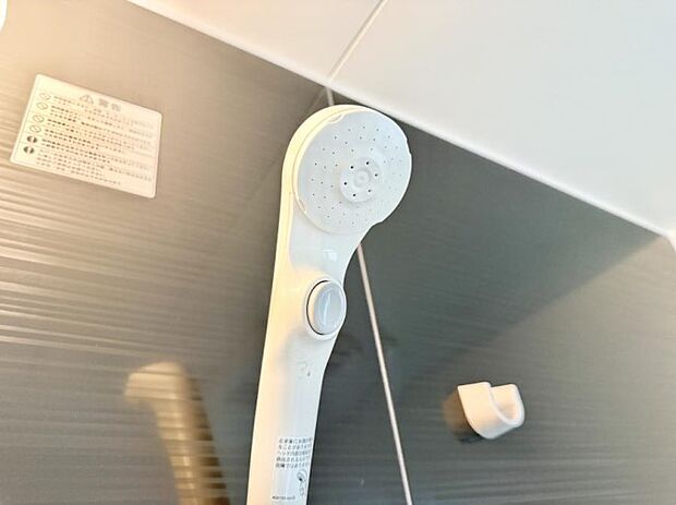 【止水シャワーヘッド】■手元で簡単に止水できるため、水の無駄遣いを減らすことができます。