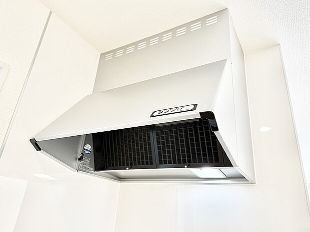 【レンジフード】■調理時の蒸気や匂いが換気扇に誘導され、効率的に排煙ができます。