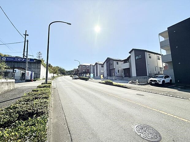 【前面道路含む現地写真】■優雅なラインが、毎日を引き立てます