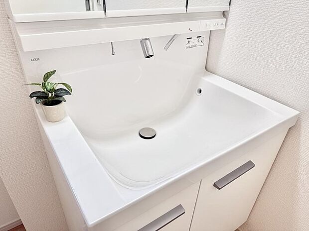 【ハンドシャワー付洗面台】■細かい部分まで洗いやすく便利なハンドシャワー付き