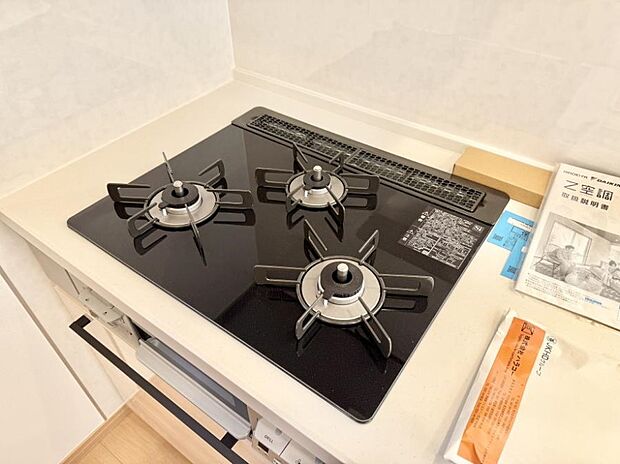【3口ガスコンロ】■一度に多くの料理ができ便利で効率的