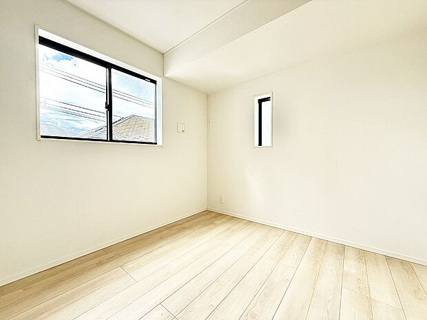 【リビング以外の居室】■清潔感あふれるお部屋で毎日を快適に過ごせます