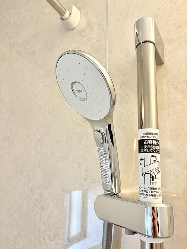 【止水シャワーヘッド】■手元で簡単に止水できるため、水の無駄遣いを減らすことができます。