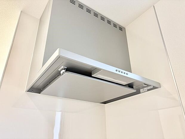 【レンジフード】■調理時の蒸気や匂いが換気扇に誘導され、効率的に排煙ができます。