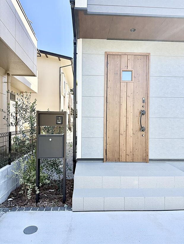 【玄関】■ シンプルで美しく、住まいの第一印象を彩る玄関です