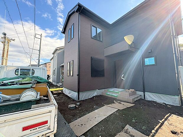 【現地外観写真】■暮らしを彩る充実した設備仕様が備わった住まい