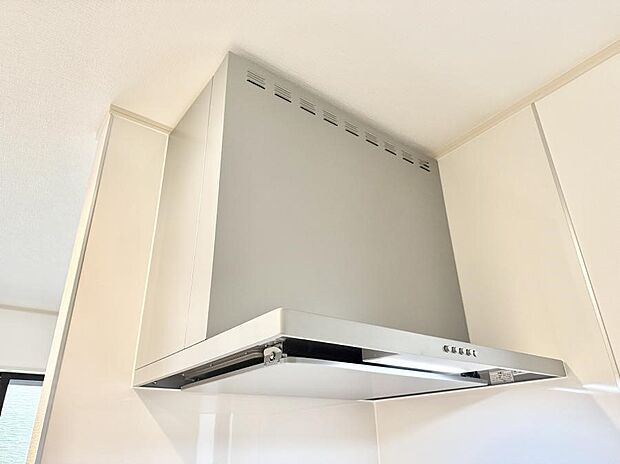 【レンジフード】■調理時の蒸気や匂いが換気扇に誘導され、効率的に排煙ができます。