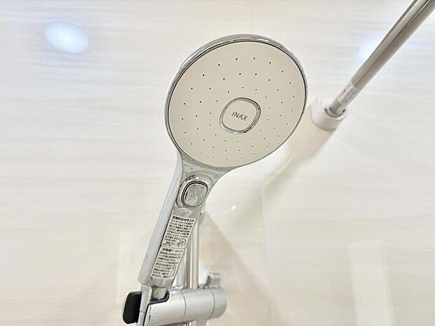 【止水シャワーヘッド】■手元で簡単に止水できるため、水の無駄遣いを減らすことができます。