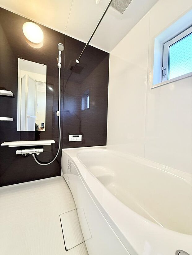 【浴室】■落ち着いた色合いの壁面、ゆっくり寛げるバスルーム