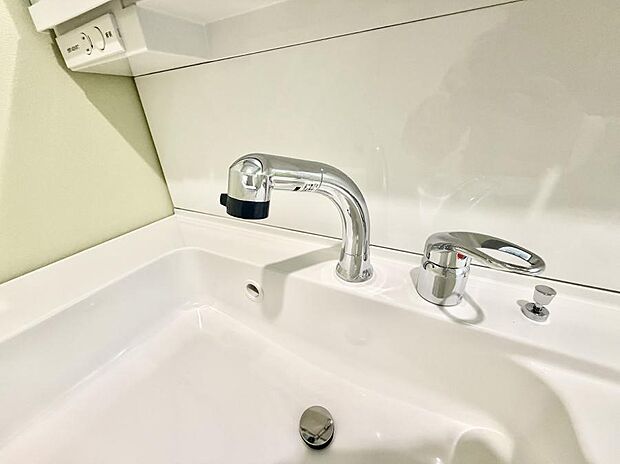 【ハンドシャワー付洗面台】■細かい部分まで洗いやすく便利なハンドシャワー付き