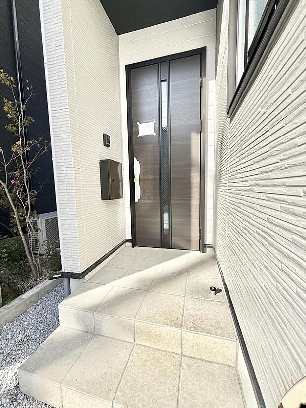 【玄関】■ 帰るたびにホッとする、安心感のある佇まい