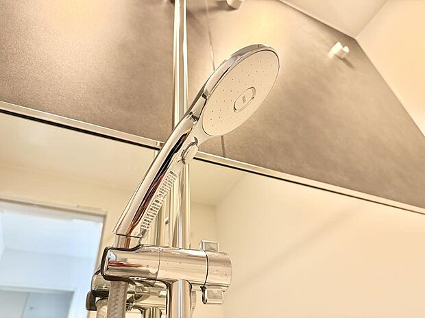 【止水シャワーヘッド】■手元で簡単に止水できるため、水の無駄遣いを減らすことができます。