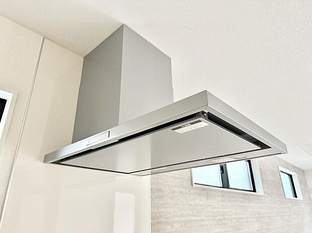 【レンジフード】■調理時の蒸気や匂いが換気扇に誘導され、効率的に排煙ができます。