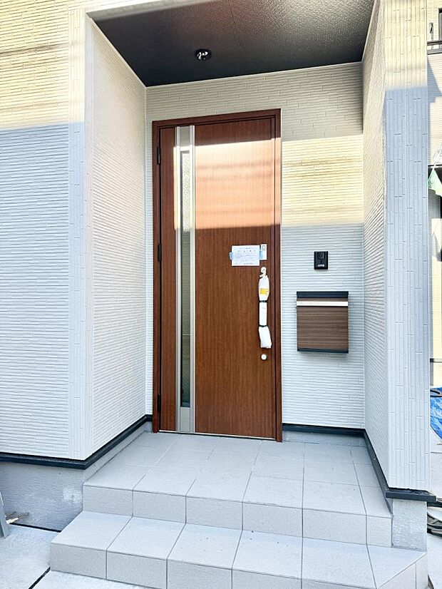 【玄関】■ シンプルで美しく、住まいの第一印象を彩る玄関です