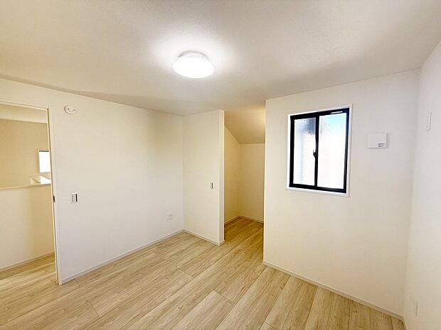 【リビング以外の居室】■落ち着いた色合いのお部屋で穏やかな時間を楽しめます