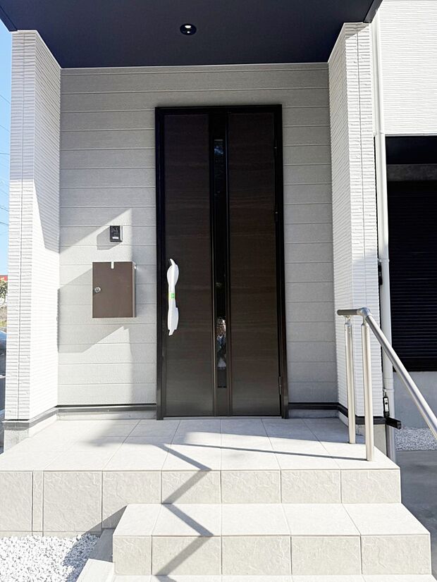 【玄関】■ 帰るたびにホッとする、安心感のある佇まい