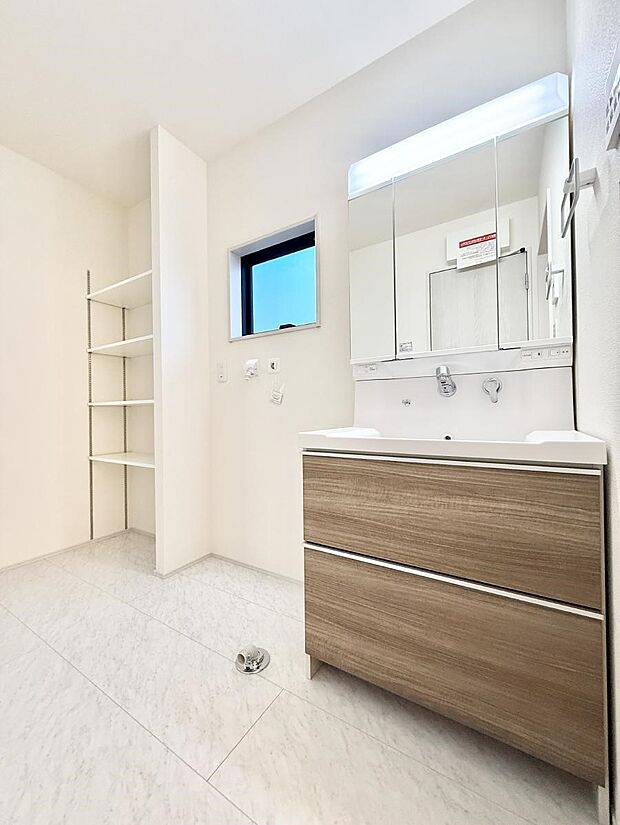 【洗面台・洗面所】■朝の準備がスムーズにできる広さです