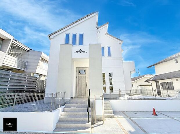 【現地外観写真】■暮らしを彩る充実した設備仕様が備わった住まい