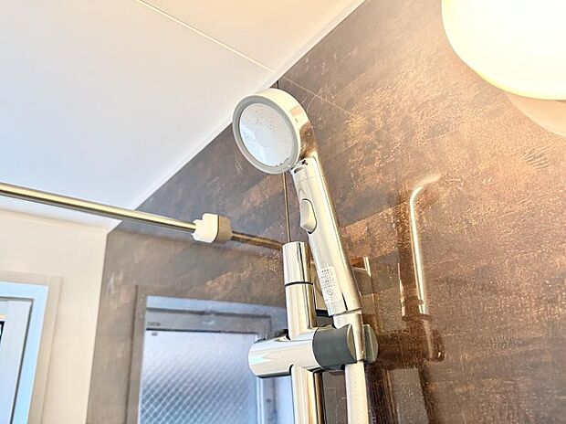 【止水シャワーヘッド】■手元で簡単に止水できるため、水の無駄遣いを減らすことができます。