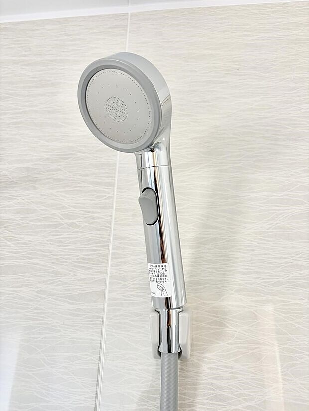 【止水シャワーヘッド】■手元で簡単に止水できるため、水の無駄遣いを減らすことができます。