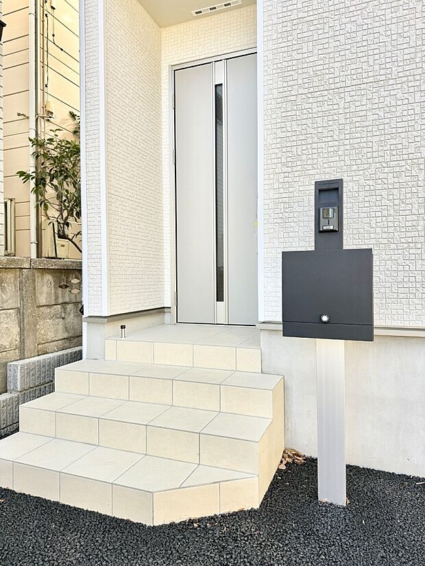【玄関】■ 帰るたびにホッとする、安心感のある佇まい